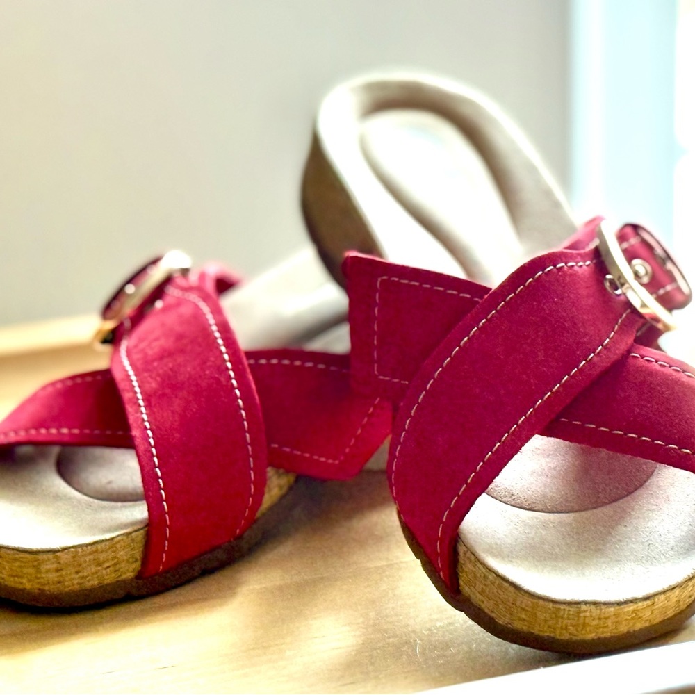 NWOT SUPER COMFY SNAZZY SLIDES